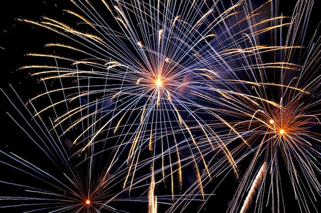 Lage hoek van verlichte vuurwerk tegen de hemel's nachts