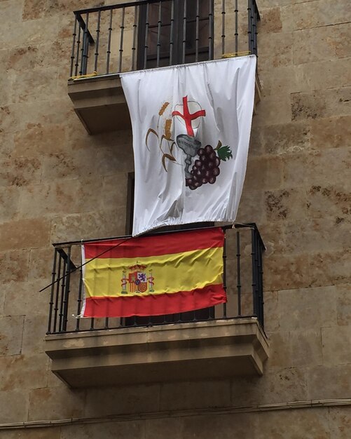 Foto lage hoek van vlaggen die op het balkon hangen