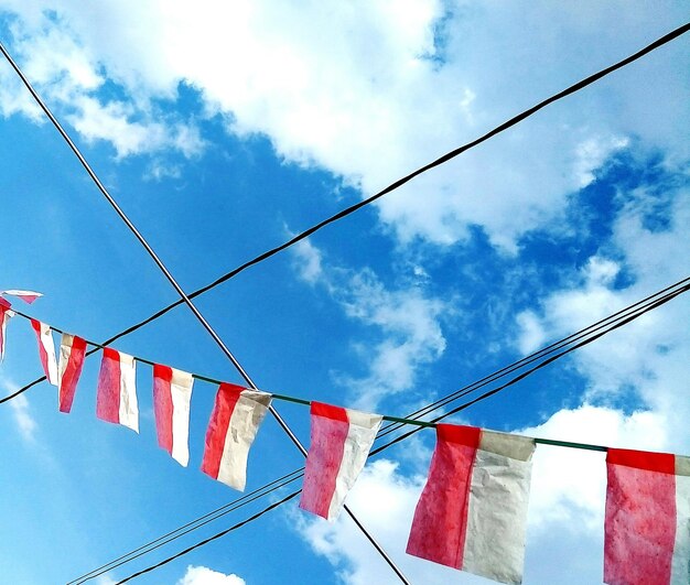 Foto lage hoek van vlaggen die tegen de lucht hangen