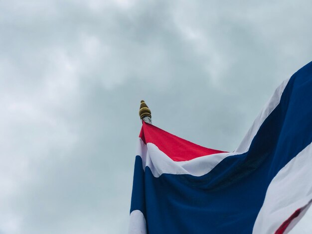 Lage hoek van vlaggen vlag tegen de hemel