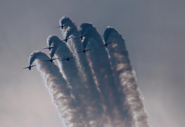 Lage hoek van vliegtuigen met paden in de lucht
