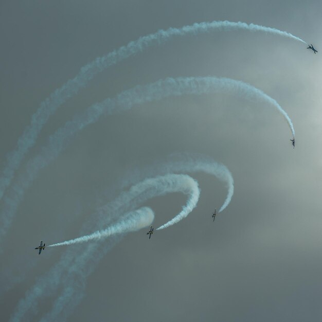 Foto lage hoek van vliegtuigen met paden in vlucht