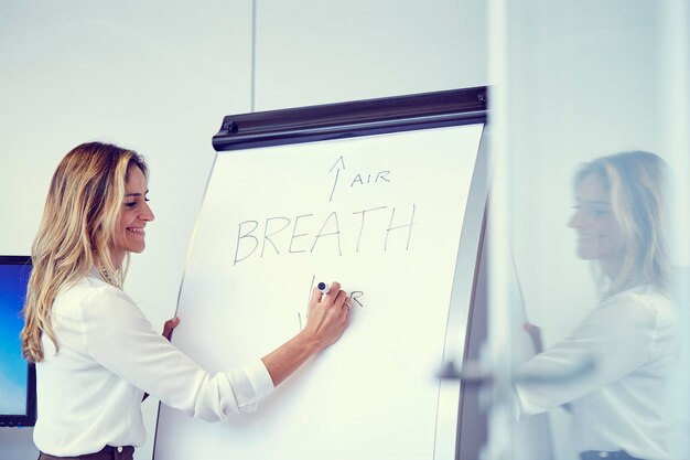 Foto lage hoek van vrouw die op het bord schrijft