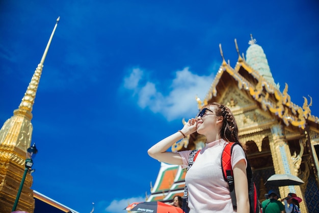 Lage hoek van vrouw die tegen de tempel staat
