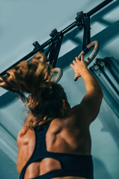 Lage hoek van vrouw met gymnastiekringen