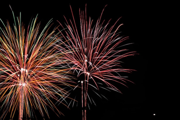 Lage hoek van vuurwerk dat in de lucht ontploft