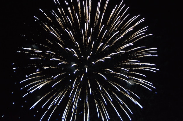 Foto lage hoek van vuurwerk dat tegen de lucht explodeert