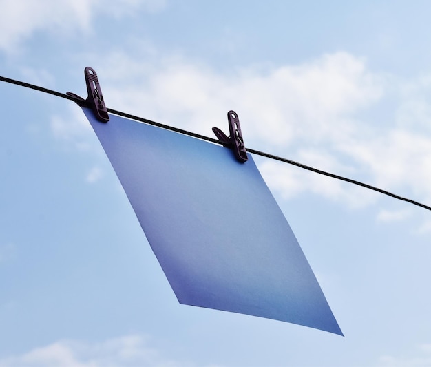 Foto lage hoek van waspinnen die aan een touw hangen tegen de lucht
