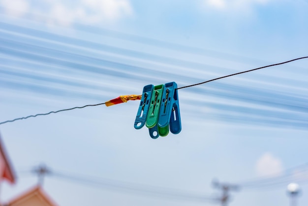 Foto lage hoek van waspinnen die aan een touw hangen tegen de lucht