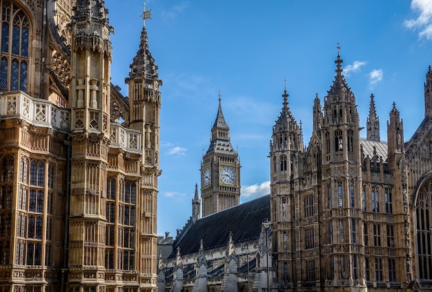 Lage hoek van Westminster Abbey en Big Ben tegen de lucht