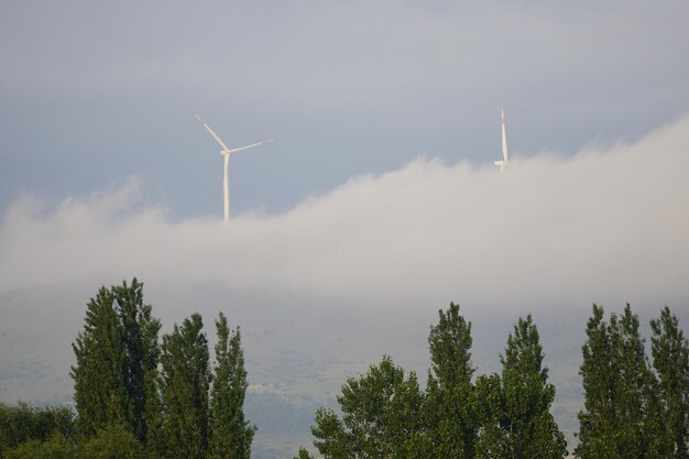 Foto lage hoek van windturbines tegen de lucht
