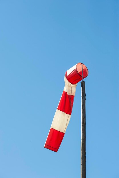 Lage hoek van windzak tegen een heldere blauwe hemel