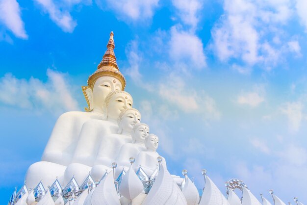 Foto lage hoek van witte boeddha standbeelden bij wat pha sorn kaew