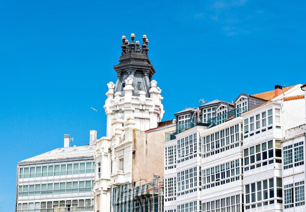 Lage hoek van witte gevels met glazen balkons aan de Avenida de Marina, A Coruña, Galicië.