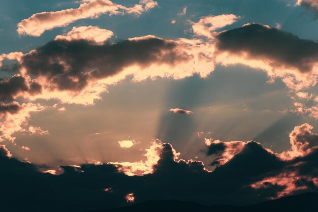 Foto lage hoek van wolken aan de hemel tijdens zonsondergang