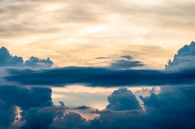 Foto lage hoek van wolken aan de hemel tijdens zonsondergang