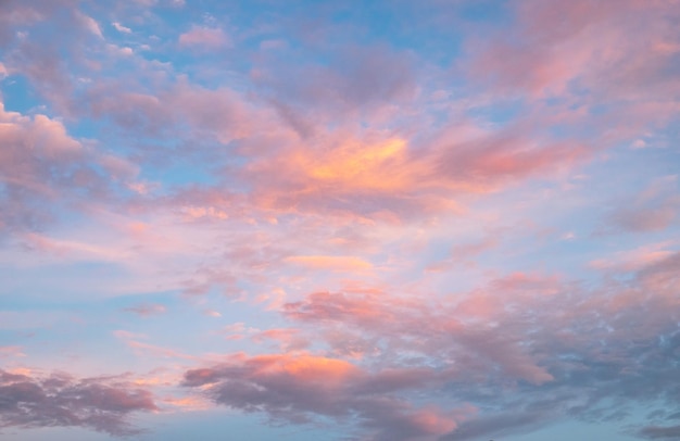 Lage hoek van wolken aan de hemel tijdens zonsondergang