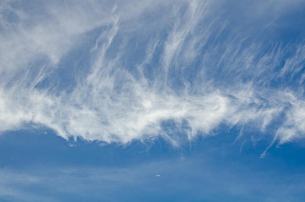 Foto lage hoek van wolken aan de hemel