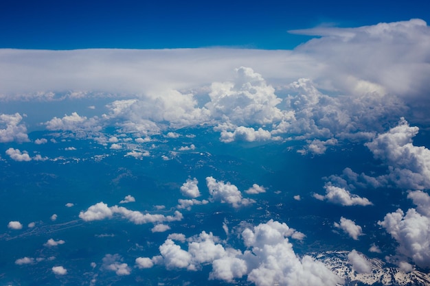 Lage hoek van wolken aan de hemel