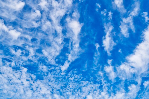 Lage hoek van wolken aan de hemel