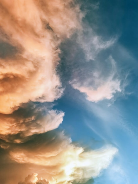 Lage hoek van wolken aan de hemel