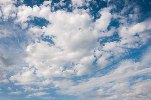 Foto lage hoek van wolken aan de hemel