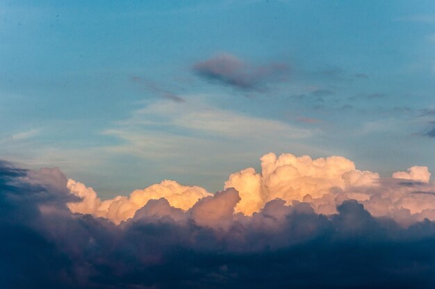 Foto lage hoek van wolken aan de hemel