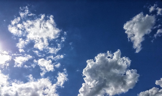 Foto lage hoek van wolken aan de hemel