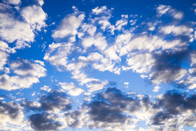 Foto lage hoek van wolken aan de hemel