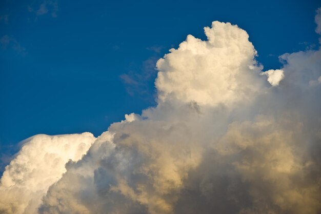 Foto lage hoek van wolken aan de hemel