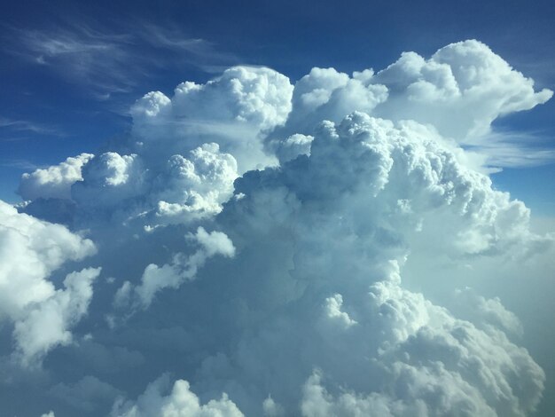 Foto lage hoek van wolken aan de hemel