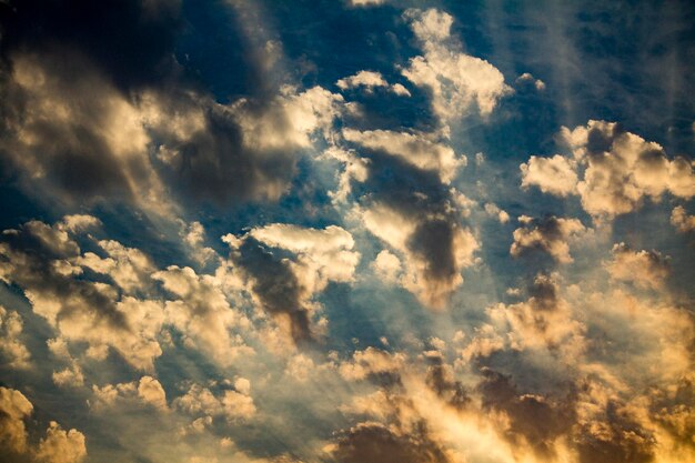 Lage hoek van wolken aan de hemel