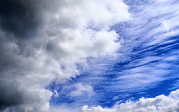 Foto lage hoek van wolken aan de hemel