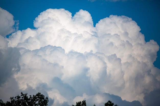 Foto lage hoek van wolken aan de hemel