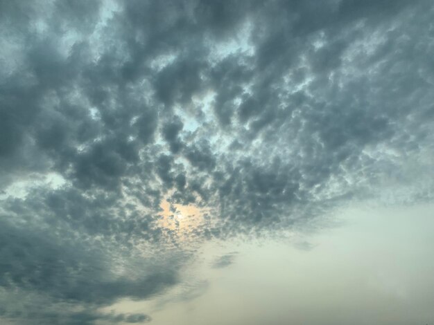 Foto lage hoek van wolken aan de hemel