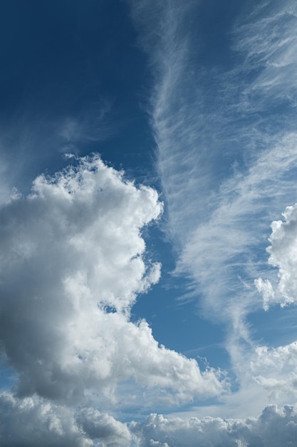Lage hoek van wolken aan de hemel
