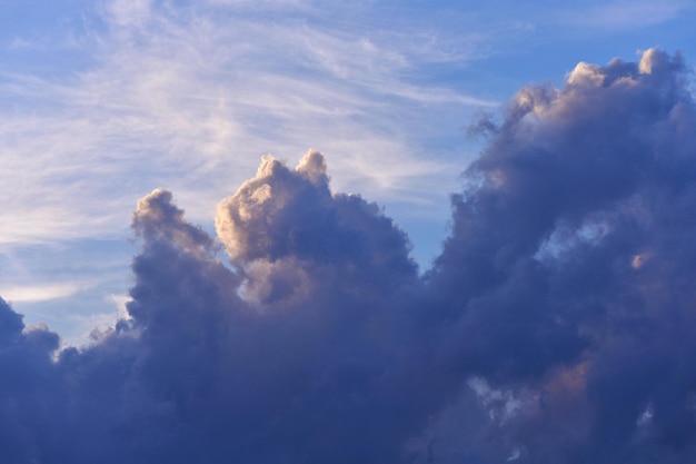 Lage hoek van wolken aan de hemel