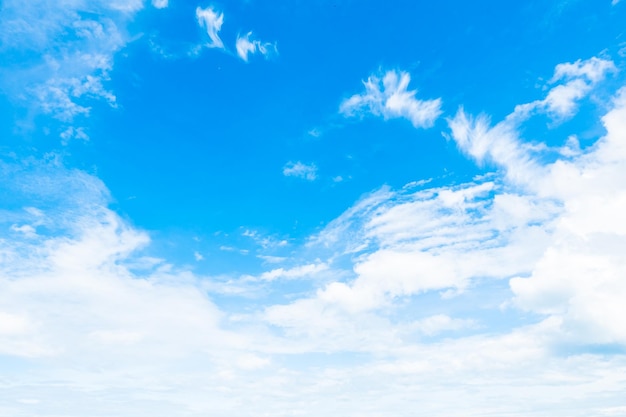 Foto lage hoek van wolken aan de hemel