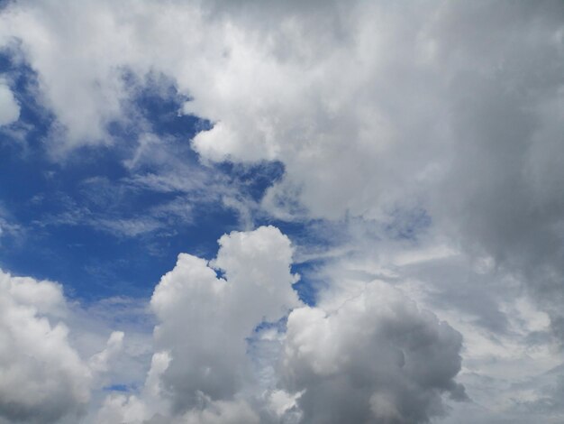 Lage hoek van wolken aan de hemel