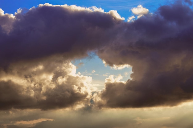 Lage hoek van wolken aan de hemel