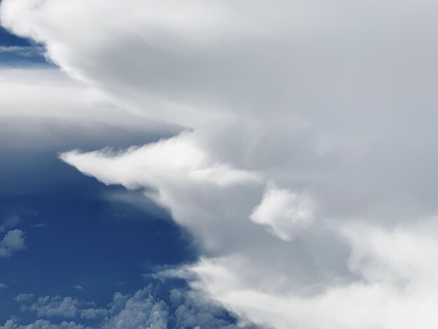 Lage hoek van wolken aan de hemel