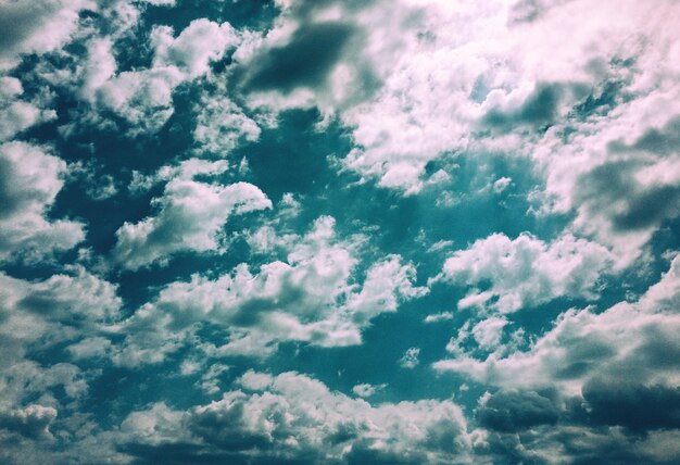 Foto lage hoek van wolken aan de hemel