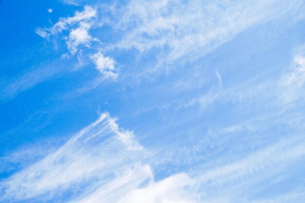 Foto lage hoek van wolken aan de hemel