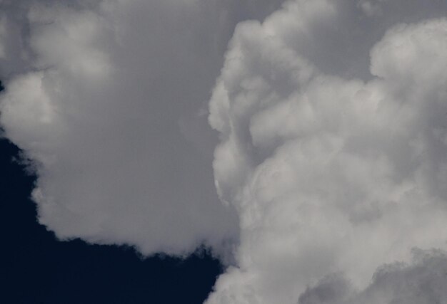 Foto lage hoek van wolken aan de hemel