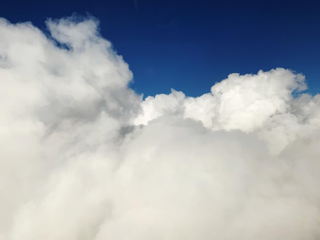 Foto lage hoek van wolken aan de hemel