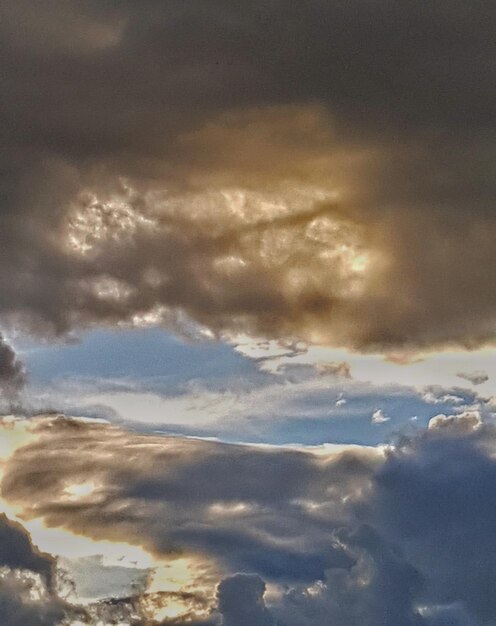 Foto lage hoek van wolken aan de hemel