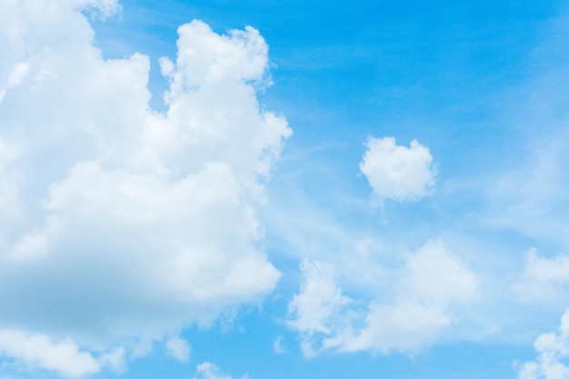 Foto lage hoek van wolken aan de hemel