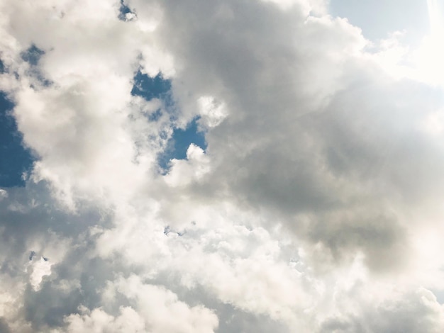 Foto lage hoek van wolken aan de hemel