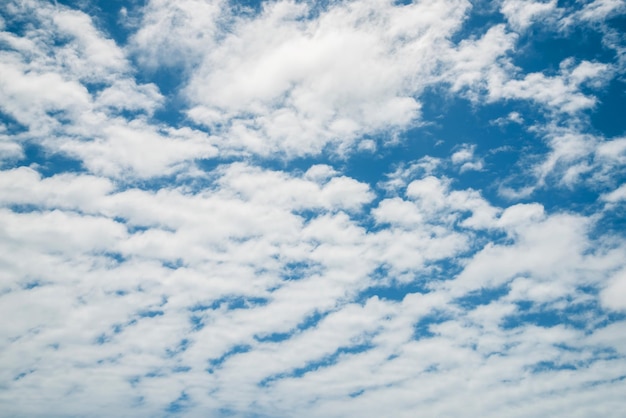 Foto lage hoek van wolken aan de hemel