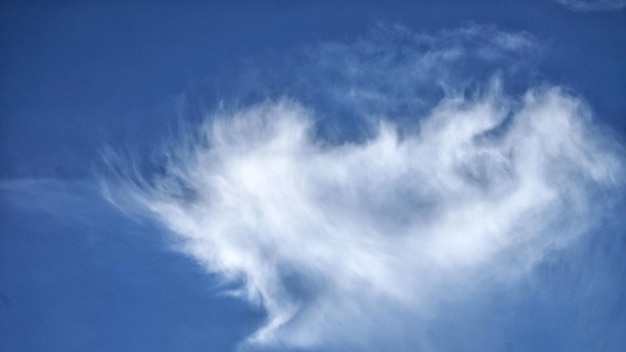 Lage hoek van wolken aan de hemel